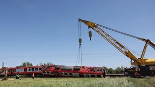 Rogoźno: Trwa usuwanie skutków katastrofy w Garbatce. Dźwig jest już na miejscu, ale pasażerów nadal czekają utrudnienia
