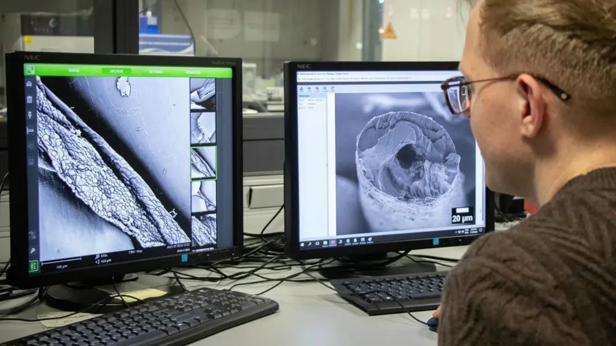 Badacze analizują materiały, ich strukturę i właściwości.