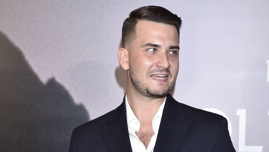 chusteczka w kieszonce, marynarka granatowa, Premiera filu "Dolina Bogów", premiera filmu