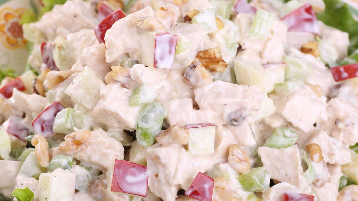 Jak przygotować sałatkę z wędzonym kurczakiem?