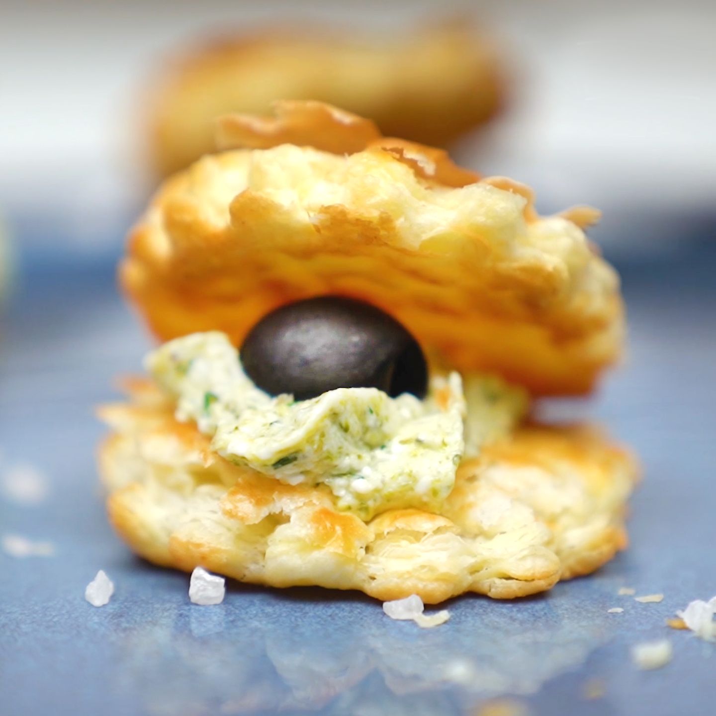 Muszelki z ciasta francuskiego to prosta i smaczna przekąska