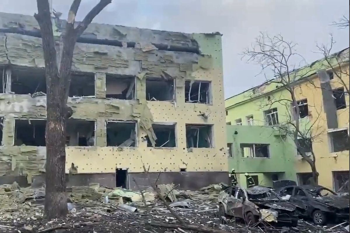 Zniszczony po rosyjskim nalocie sierociniec i szpital położniczy w Mariupolu 