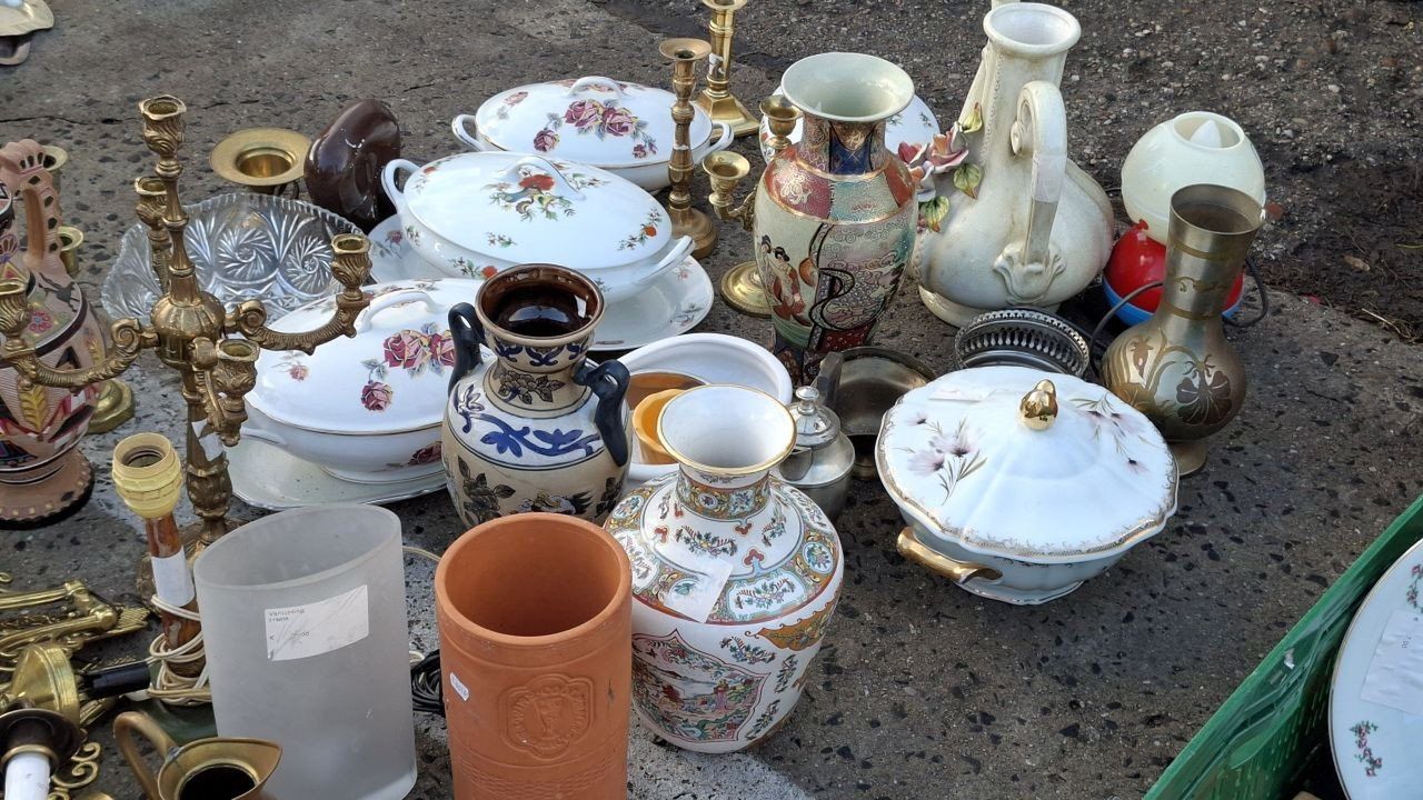 Skarby z giełdy staroci w Zielonej Górze. Monety, szkło, figurki, narzędzia i PRL-owskie klimaty - sprawdziliśmy, co warto upolować