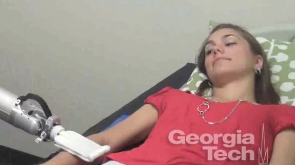 Jak ludzie reagują, gdy dotyka ich robot? [wideo] 1