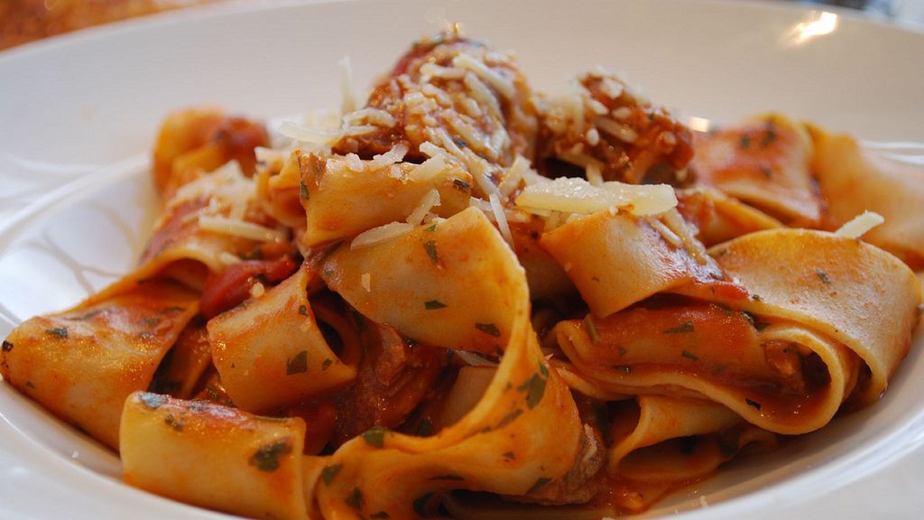 Pappardelle w sosie pomidorowym to typowe danie kuchni włoskiej