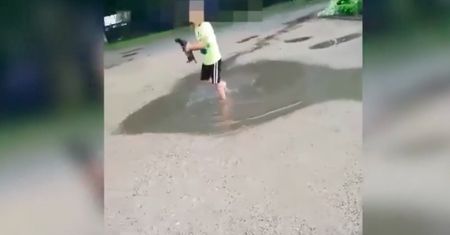 Aż chce się płakać! Chłopcy rzucali pieskiem jak piłką