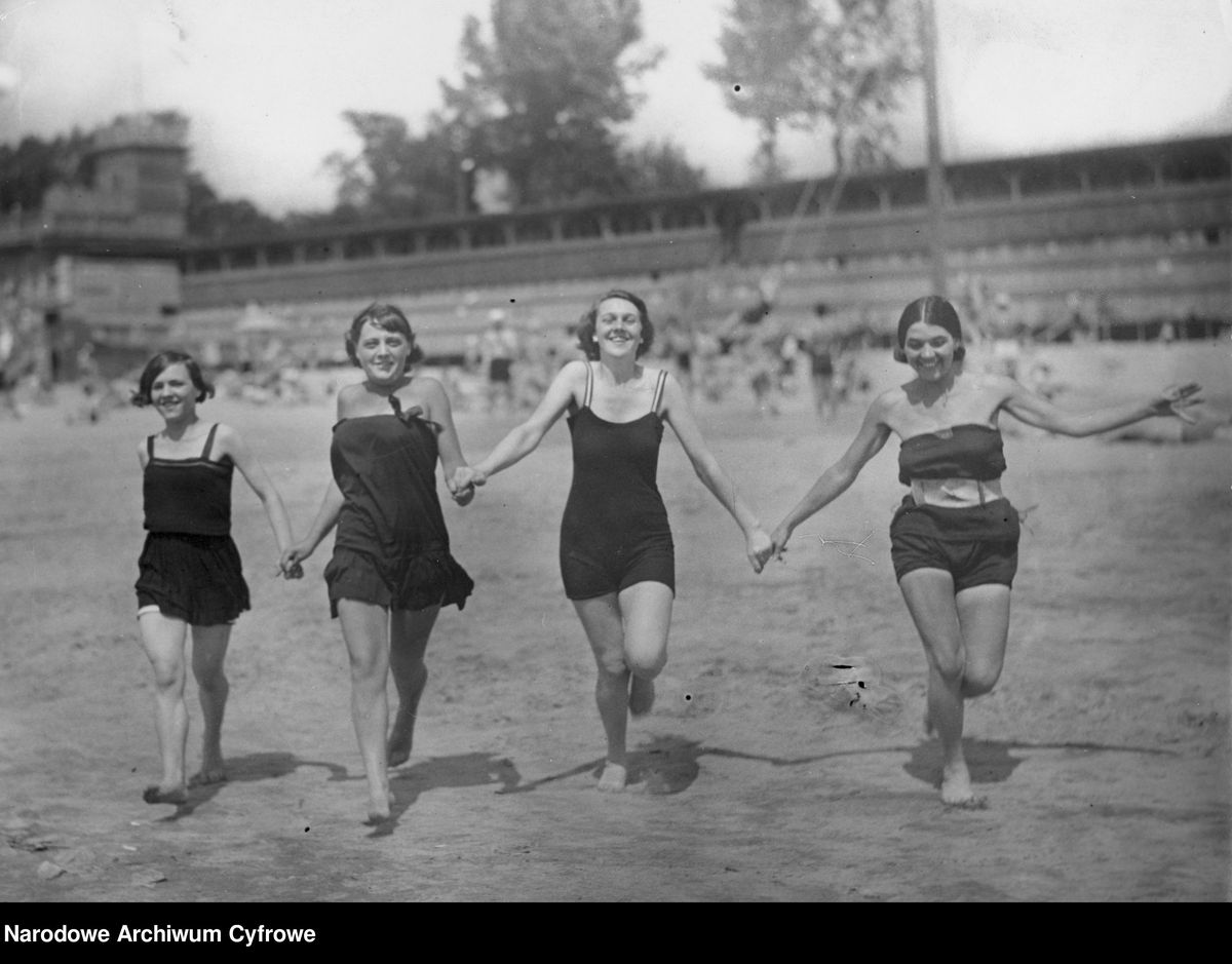 Warszawska plaża Poniatówka w lipcu 1927 roku