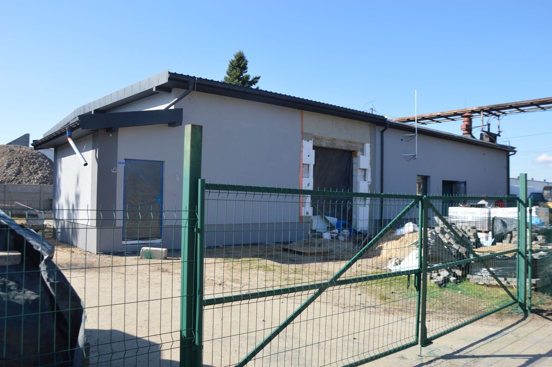 W Skarżysku - Kamiennej trwają ostatnie prace przed otwarciem nowego krematorium.