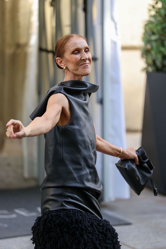 Celine Dion robi show przed hotelem w Paryżu
