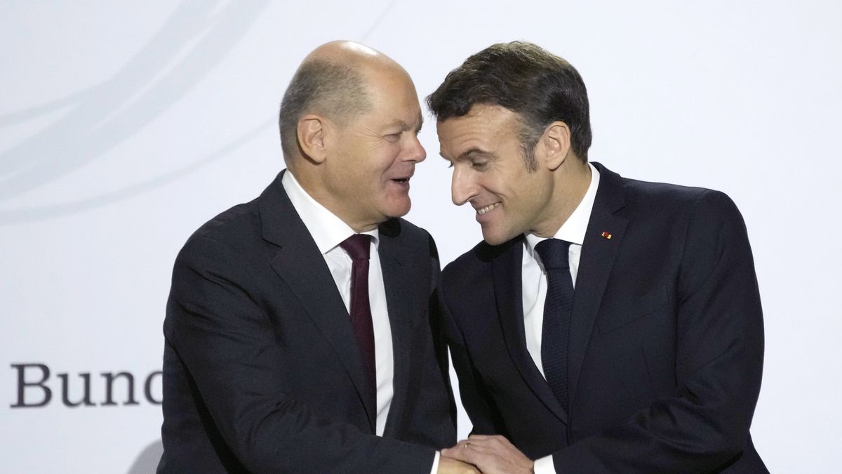 French and German Parliaments celebrate 60th anniversary of Elysee treaty
epa10422455 French President Emmanuel Macron (R), shakes hands with German Chancellor Olaf Scholz at the Sorbonne University during a ceremony to mark 60 years since a landmark treaty sealed a bond between the longtime enemies, in Paris, France, 22 January 2023. France and Germany are seeking to overcome differences laid bare by Russia's war in Ukraine and shore up their alliance with a day of ceremonies and talks Sunday on Europe's security, energy and other challenges.  EPA/Christophe Ena / POOL MAXPPP OUT 
Dostawca: PAP/EPA.
Christophe Ena / POOL