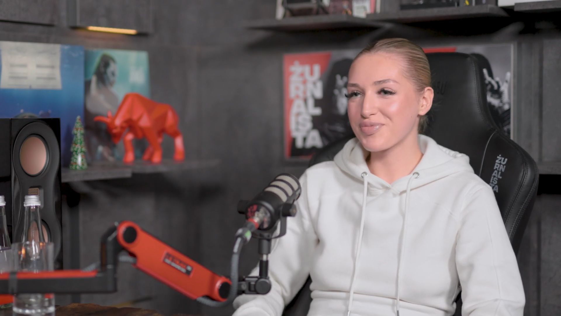 Caroline Derpienski u Żurnalisty