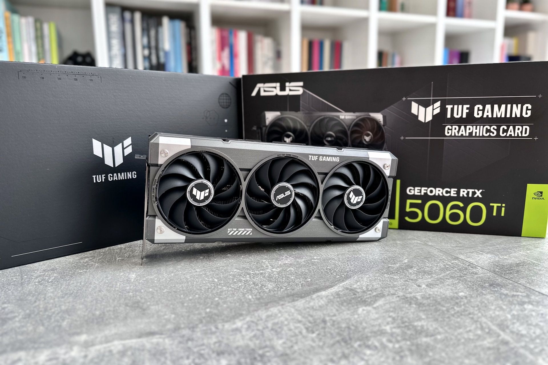 ASUS GeForce RTX 5060 Ti TUF Gaming OC - z profilu 3