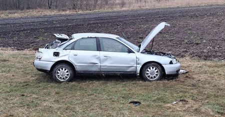 Kierowca jechał zbyt szybko i dachował na śliskiej nawierzchni. Zdradliwe warunki atmosferyczne zbierają żniwo