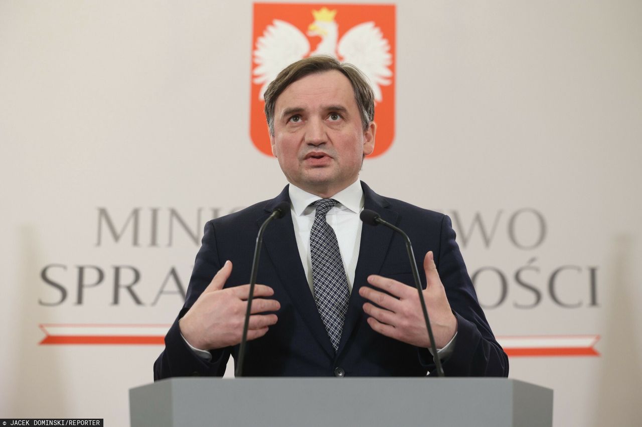 "Ulubiony chłopiec do bicia". Ziobro broni Orbana