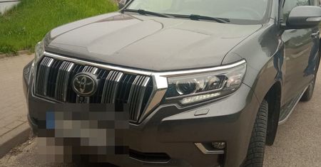 Kradzionym autem bez uprawnień. Działały grupy "Kobra" i "Orzeł"