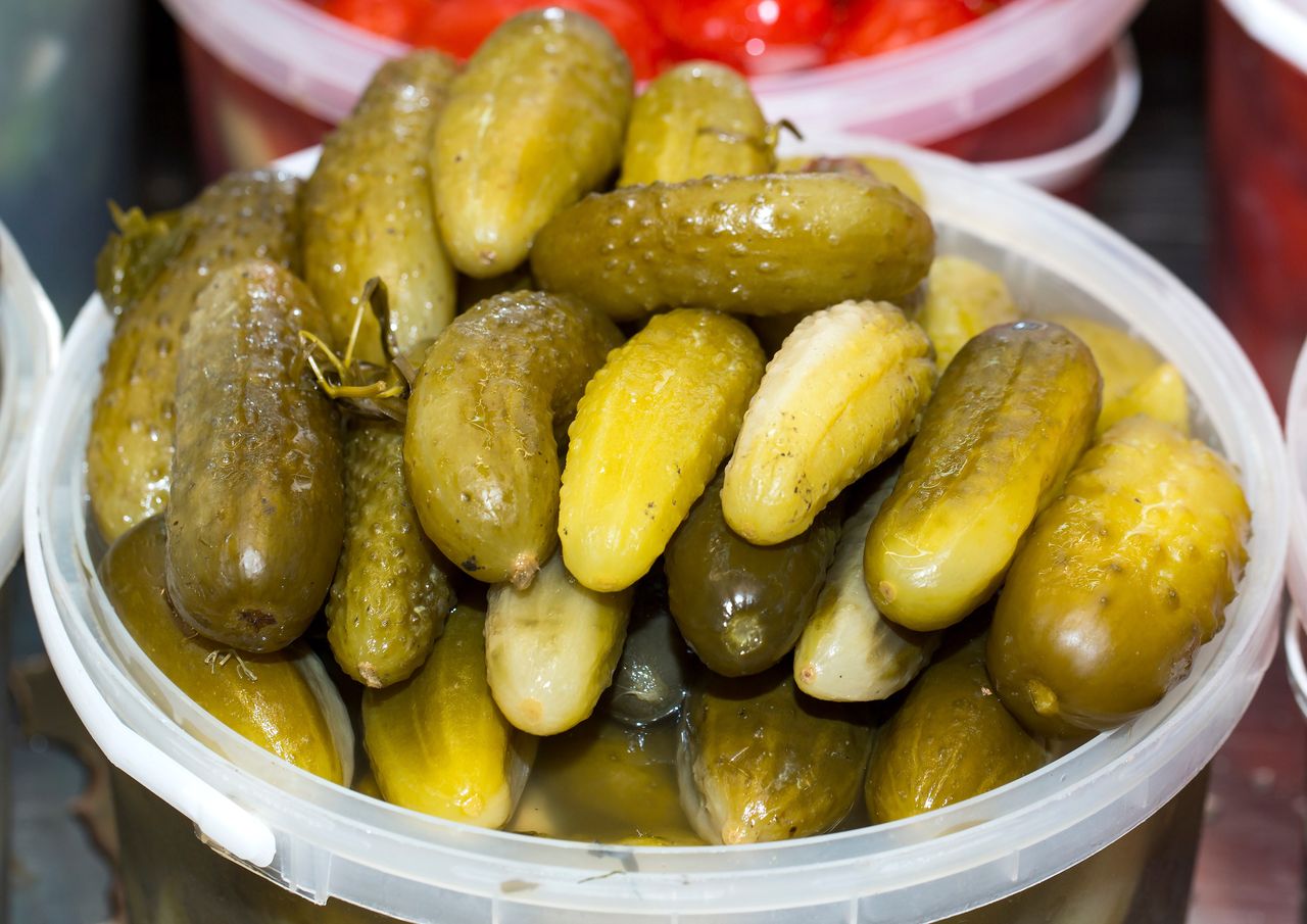 Kupujesz "kiszone", a jesz kwaszone? Sprawdź, co naprawdę trafia na talerz