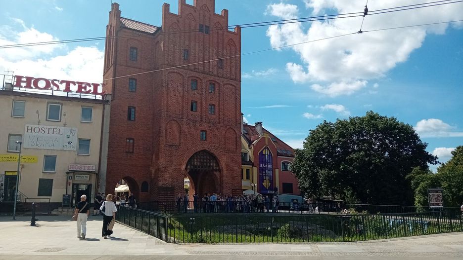 "Dziura wstydu" przed Wysoką Bramą w Olsztynie