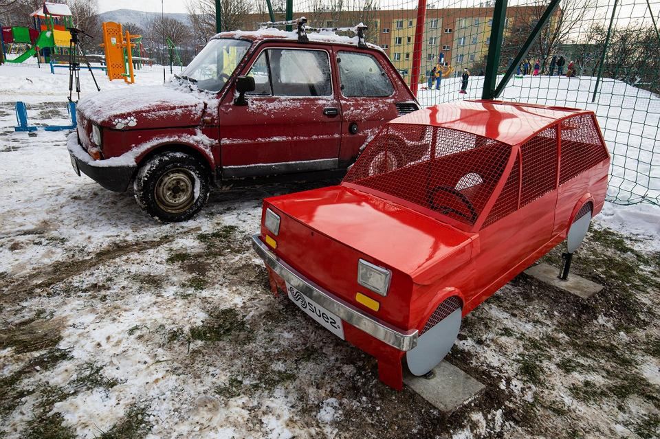 Bielsko-Biała. Maluch na nakrętki stanął na parkingu.