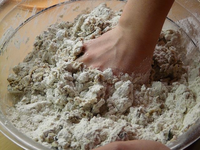 Używaj pełnoziarnistej mąki