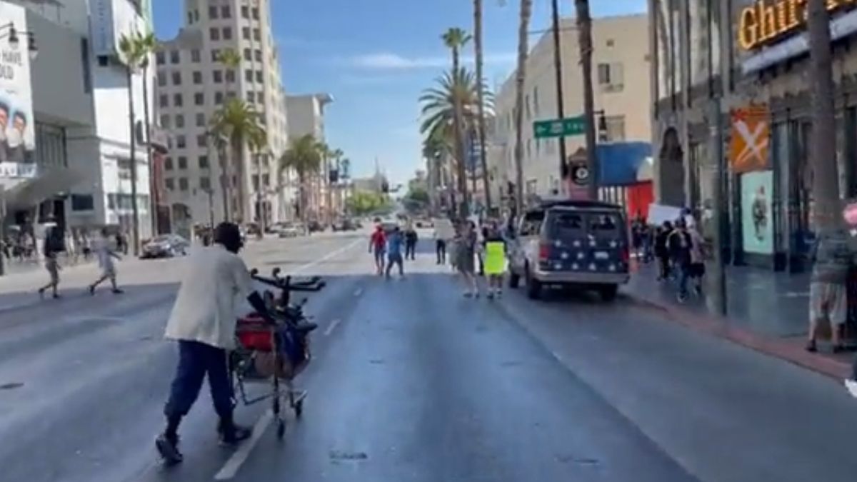 Bezdomny "zgasił" antyszczepionkowców 