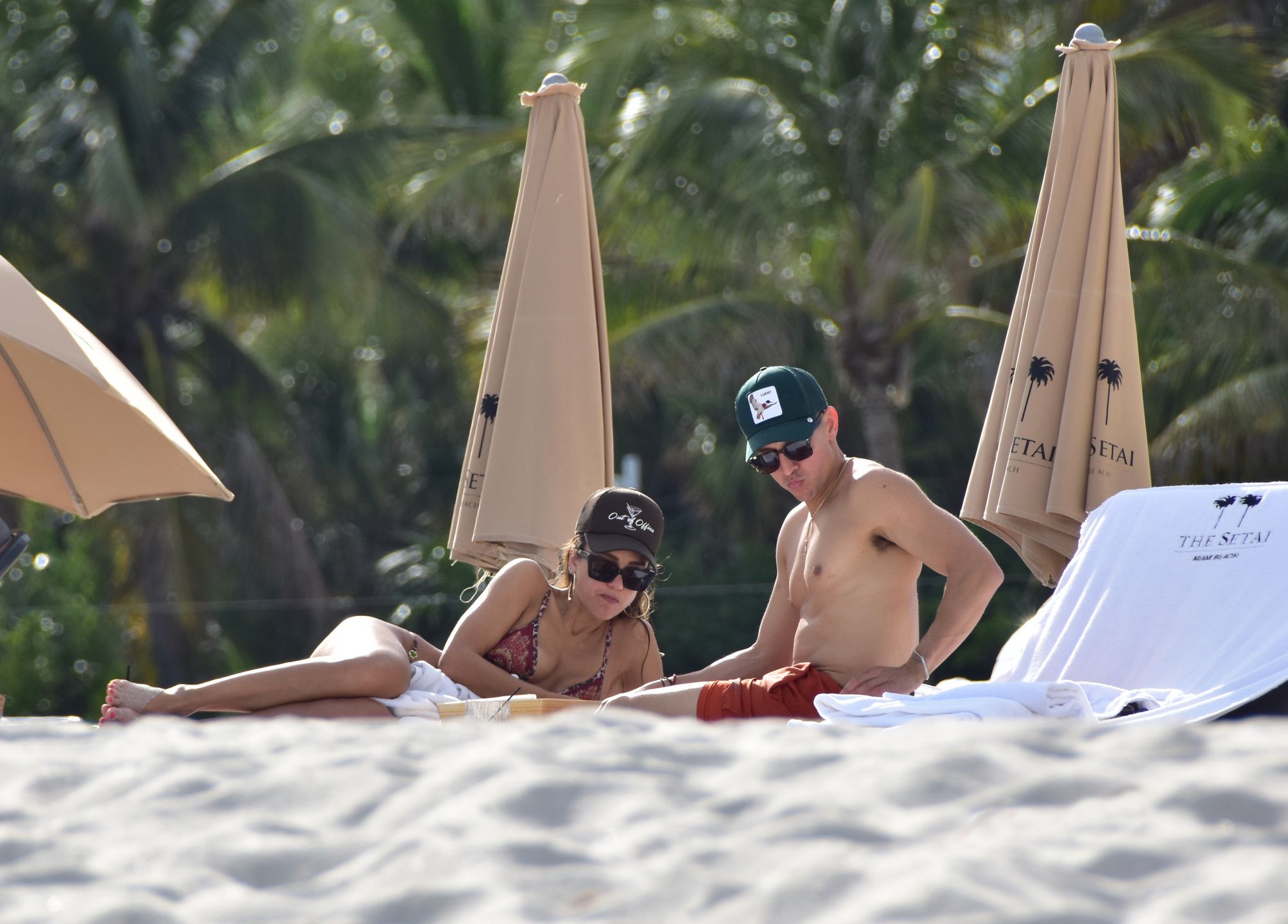 Jessica Alba i Danny Ramirez opalają się na słońcu