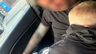 2-latek sam na ruchliwej ulicy we Wrocławiu. Dzięki czujnej kobiecie i policjantom uniknięto dramatu