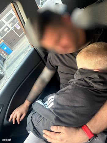 2-latek sam na ruchliwej ulicy we Wrocławiu. Dzięki czujnej kobiecie i policjantom uniknięto dramatu