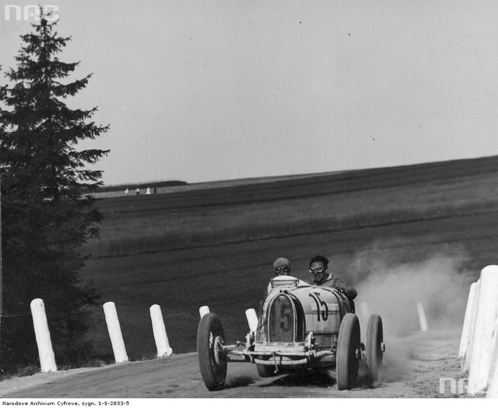 Rajd samochodowy pod Ojcowem; Jan Ripper w swoim Bugatti.