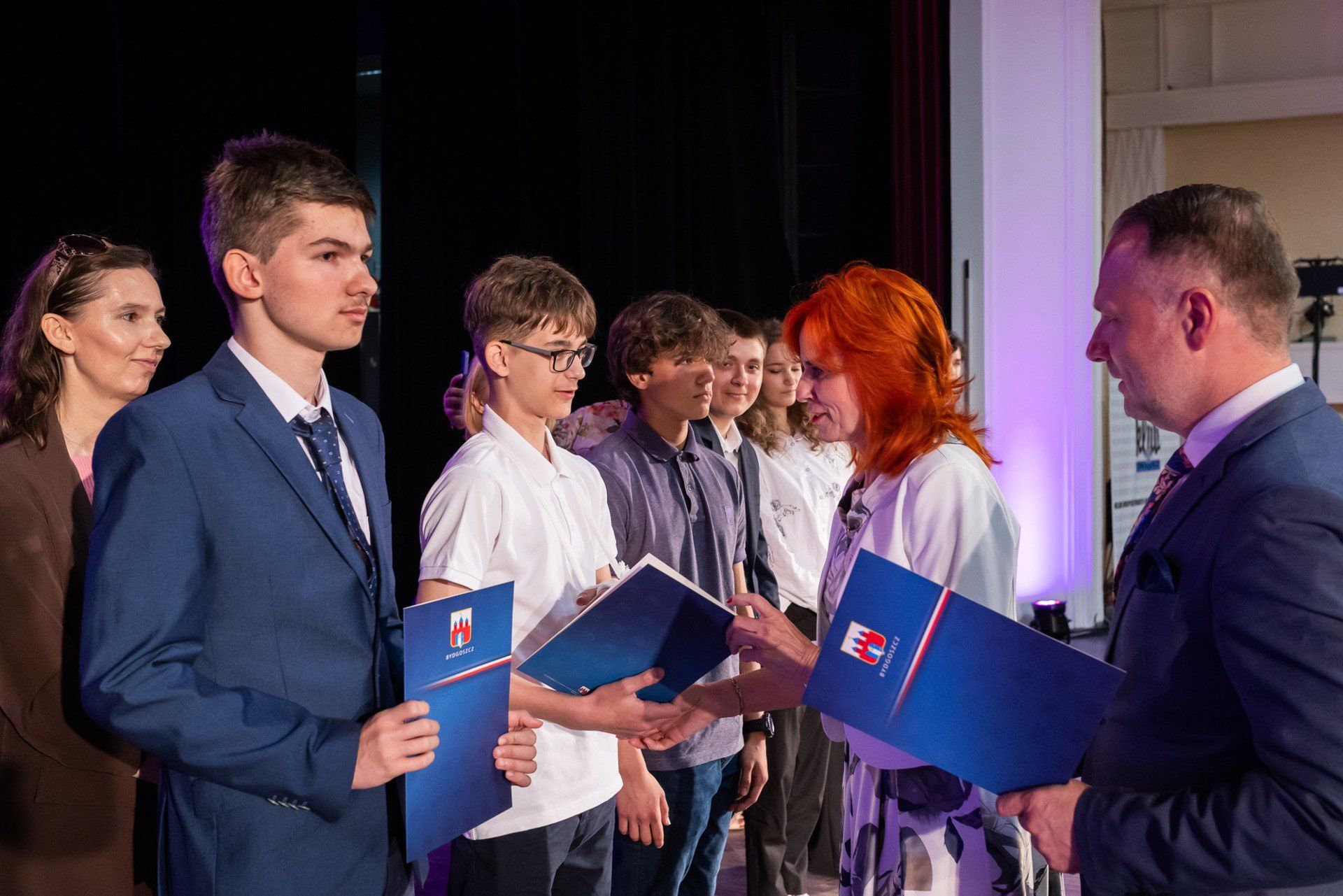 115 uczniów oraz 92 nauczycieli z bydgoskich szkół zostało nagrodzonych podczas Gali Laureatów Konkursów i Olimpiad Przedmiotowych 2025, która 17 czerwca odbyła się w Kinoteatrze.