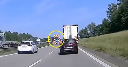 Groza na A4. Ludzie zachodzą w głowę, dlaczego kierowca nie zmienił pasa