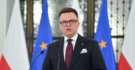 Rozrzucony obornik przed działką Hołowni. "Zdrajca polskiej wsi"