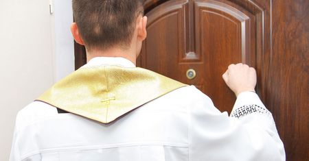 "Jedyną część garderoby stanowiły koronkowe szorty. Ksiądz nie wiedział, gdzie podziać oczy"