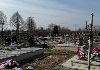 Kobieta wpadła do grobu. Niecodzienny incydent na cmentarzu
