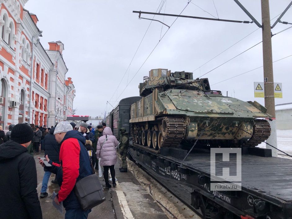 Wożą przejętego M2A2 Bradley po Rosji. Ma dodatkowe ślady po testach amunicji