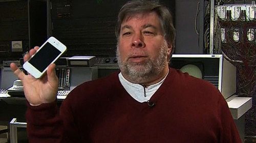 Steve Wozniak z białym iPhone'em
