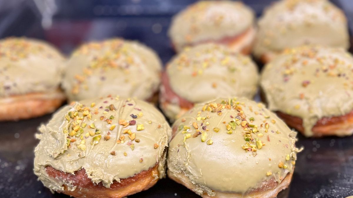 Pączki z nadzieniem pistacjowym