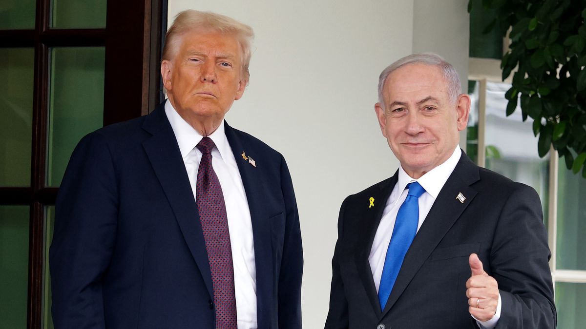 WASHINGTON, DC - SEPTEMBER 29: U.S. President Donald Trump (L) greets Israeli Prime Minister Benjamin Netanyahu as he arrives at the White House on September 29, 2025 in Washington, DC. In what will be their fourth meeting in Washington, U.S. President Doanld Trump and Netanyahu are expected to discuss the latest U.S. backed plans to end the war in Gaza and free the remaining hostages held by Hamas.  (Photo by Alex Wong/Getty Images)