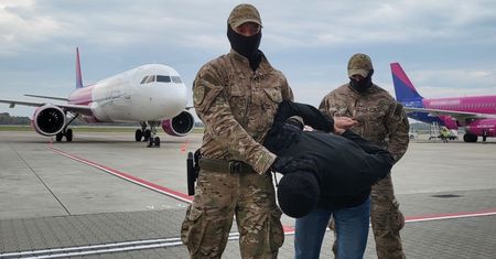 Poszukiwany za zabójstwo był już w samolocie. Akcja w ostatniej chwili