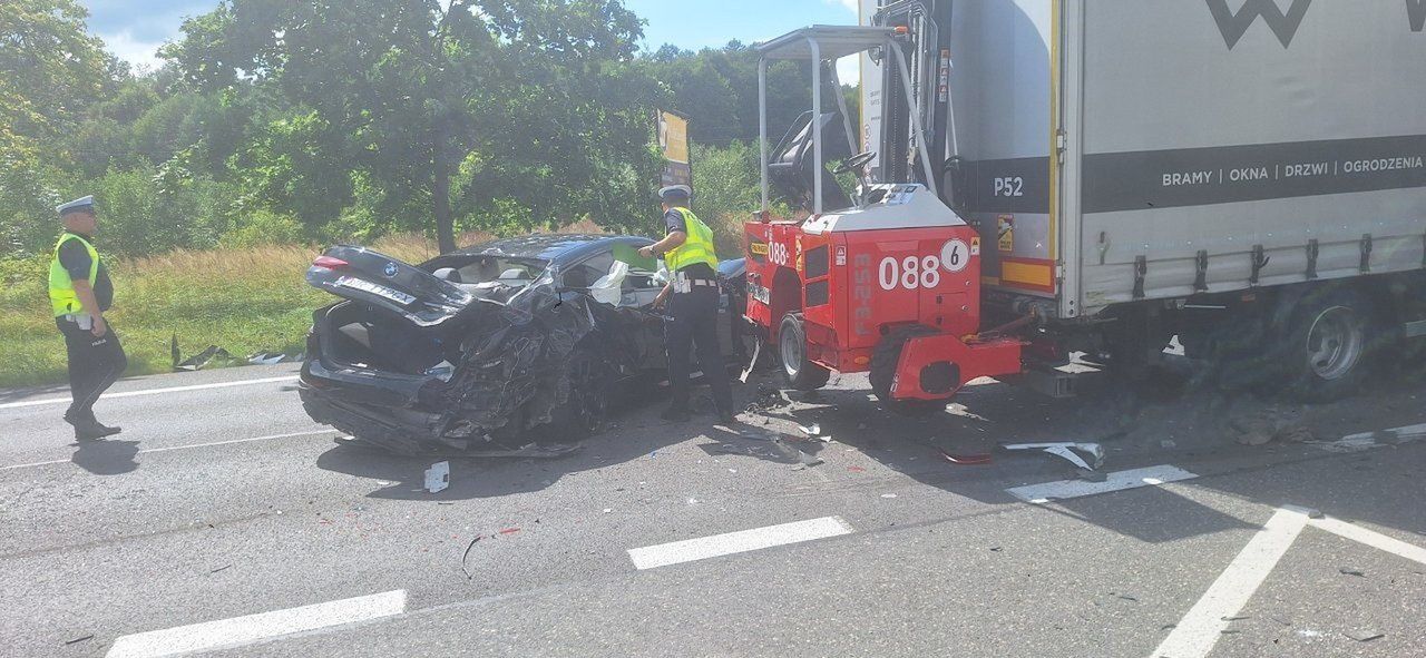 Poważny wypadek drodze krajowej numer 74 w Kostomłotach Pierwszych. Zderzenie dwóch ciężarówek i bmw, trzy osoby ranne