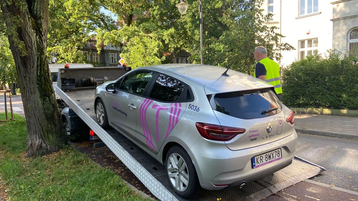 Strażnicy pokazali, jak nie należy parkować. 