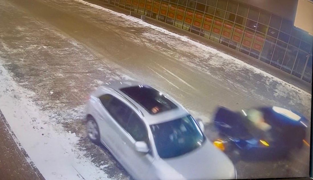 Drift na parkingu w Chodzieży zakończył się kolizją z samochodem pełnym pasażerów
