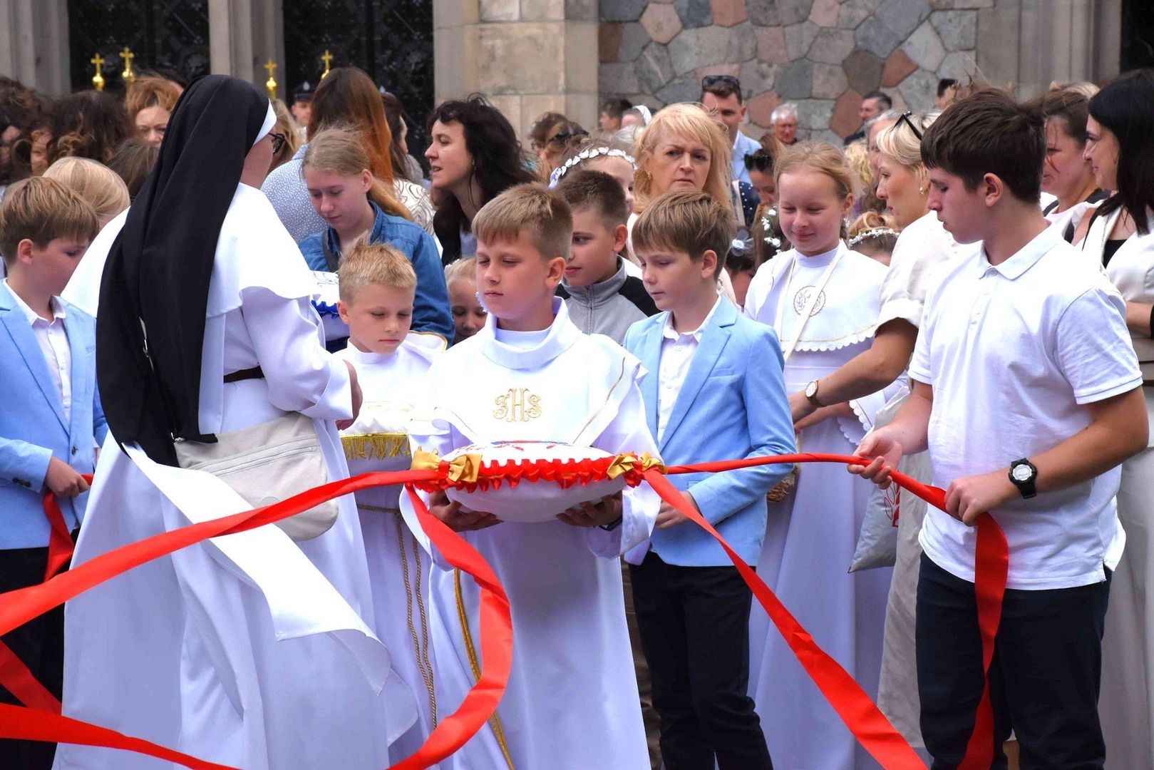 W Inowrocławiu wierni z siedmiu miejscowych parafii uczestniczyli w dużej procesji Bożego Ciała do czterech ołtarzy, od parafii Zwiastowania Najświętszej Matyi Pannie do kościoła garnizonowego. Uroczystości przewodniczył bp Radosław Orchowicz