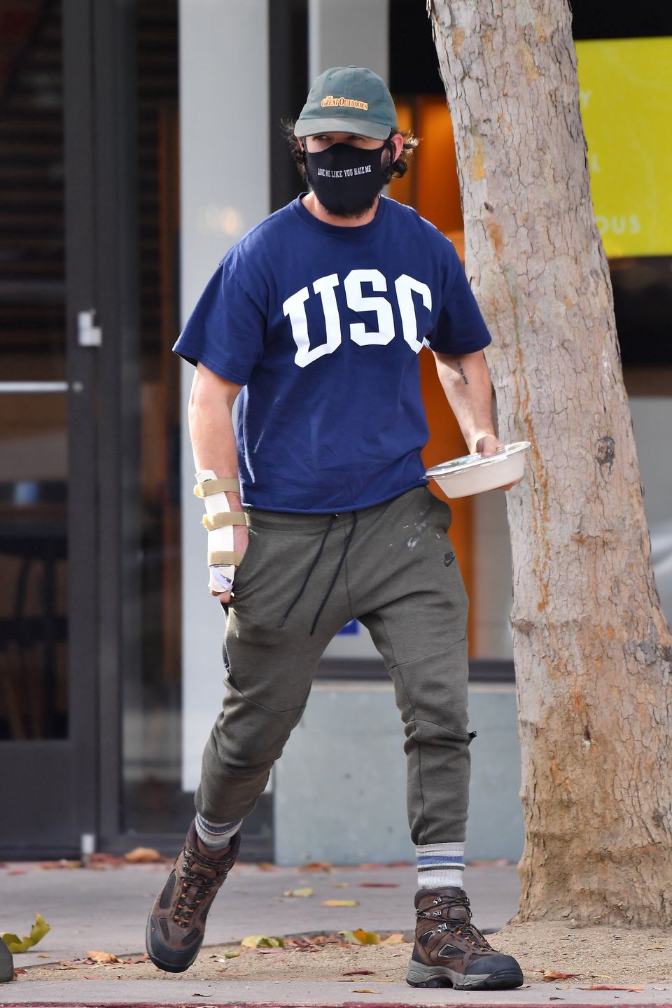Shia LaBeouf prowokuje napisem na maseczce