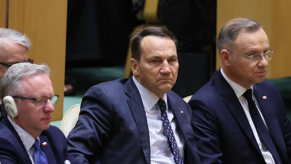 Nowy Jork, USA, 24.09.2024. Wizyta polskiej pary prezydenckiej w Stanach Zjednoczonych. Prezydent RP Andrzej Duda (P), minister spraw zagranicznych RP Radosław Sikorski (2P) i stały przedstawiciel RP przy ONZ Krzysztof Szczerski (3P) podczas debaty generalnej 79. sesji Zgromadzenia Ogólnego ONZ w Nowym Jorku, 24 bm. Prezydent Duda kontynuuje swoją wizytę w USA. (ad) PAP/Leszek Szymański