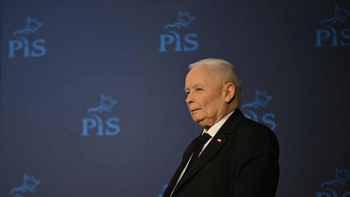 Siedlce, 16.03.2025. Wybory Prezydenta RP 2025 - kampania. Prezes PiS Jarosław Kaczyński podczas spotkania z mieszkańcami w Sali Widowiskowej ?Podlasie? w Siedlcach, 16 bm. (ad) PAP/Przemysław Piątkowski