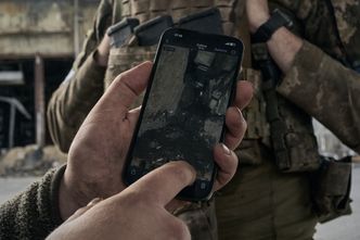 Rosyjscy żołnierze na nasłuchu. Kreml boi się, co można wyczytać z Telegrama