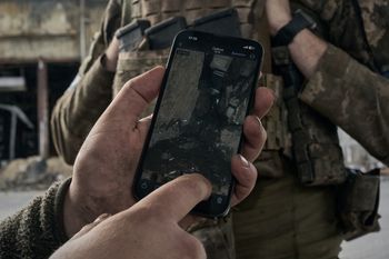 Rosyjscy żołnierze na nasłuchu. Kreml boi się, co można wyczytać z Telegrama