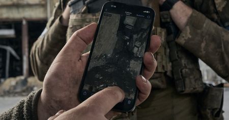 Rosyjscy żołnierze na nasłuchu. Kreml boi się, co można wyczytać z Telegrama