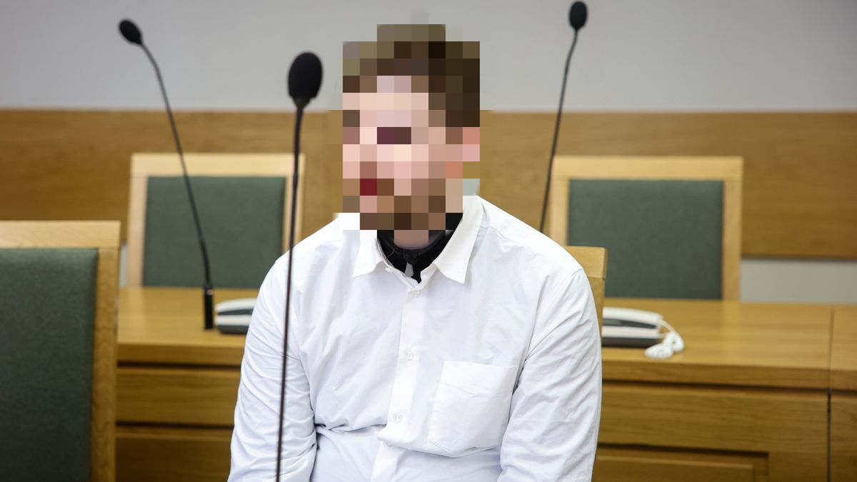 Kraków, 24.04.2025. Oskarżony, Norweg Ingebrigt G. na sali rozpraw Sądu Okręgowego w Krakowie, 24 bm. Sąd skazał obywatela Norwegii na karę dożywotniego pozbawienia wolności za zabójstwo 26-latki i uprowadzenie ich wspólnego dziecka. Do zbrodni doszło podczas wizyty Norwega w Oświęcimiu w listopadzie 2022 r. Wyrok jest nieprawomocny. (jm) PAP/Łukasz Gągulski *** UWAGA!!! ZAKAZ PUBLIKACJI WIZERUNKU I DANYCH OSOBOWYCH OSKARŻONEGO! ***