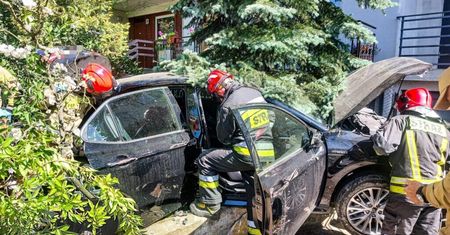 Poważny wypadek w Toruniu. Samochód przebił ogrodzenie! Są ranni